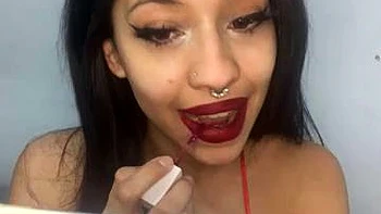 Латиноамериканка с большой грудью мастурбирует с игрушками