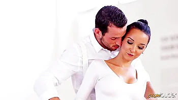 Bailarina latina se corre en anal amateur