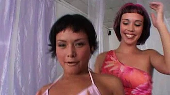 Lesbianas adolescentes con strap-on follan perrito y chupan