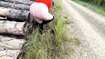 Peitos saltitantes palmados forte em troncos públicos ao ar livre