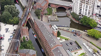 Brunette italiana peluda chupando e fodendo com camisinha
