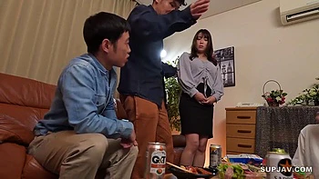 Mari regarde sa femme asiatique aux gros seins se faire baiser par un autre