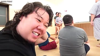 Entrevista de um dia com a única mulher em estábulo de sumô - Legendas em inglês