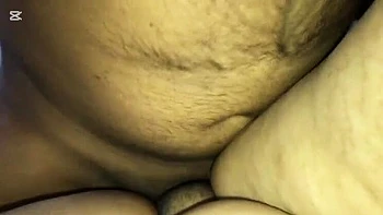 Пакистанская мачеха Ирам Хан дрочит толстый зад и кончает