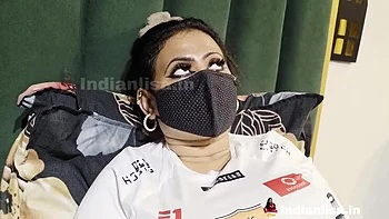 Padrasto indiano fode a enteada numa noite romântica