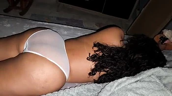 Latina amadora com bunda grande gozando de fio dental