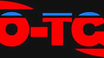 Tgirl espanhola sexy se masturba sozinha com peitos grandes