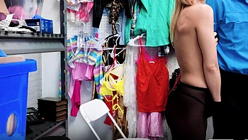 Nova loira adolescente pega furtando, leva um blowjob hardcore