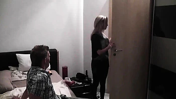 Zierliche Bella Blond reitet dicken schwarzen Schwanz, leckt Fotze & vibriert