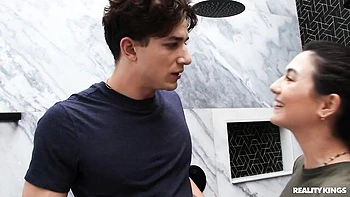 Dünne Veronica Rodriguez bläst Schwanz und wird Doggy gefickt