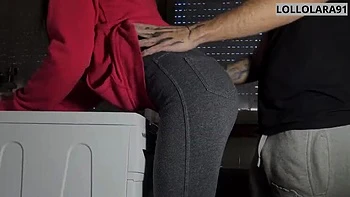 Lollolara91 baisée fort sur la machine à laver - chatte poilue italienne amateur