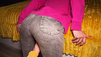 Mia Foster follada con la pussy rota en jeans - hermanastra amateur pide creampie