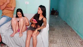 Amateur Latina Ehefrau verliert Mann an besten Freund beim Dreier