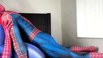 Fesses blondes en latex baisées en doggy sur les toilettes