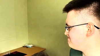 Brünette wird hart von hinten gefickt, Cuckold schaut zu