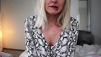 Пенни Лорен дрочит на камеру с большими сиськами