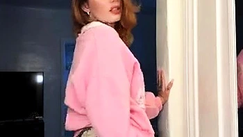 Рыжая тинейджерша Molliganbitch медленно раздевается