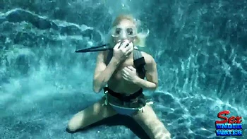 Chica tetona se masturba bajo el agua