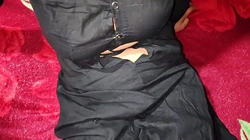 Горячая девушка-деси с большой грудью трахает себя