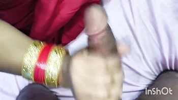 Bangali Bhabhi mit großen Titten saugt Schwanz und wichst