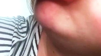 Solo Schönheit spielt nah an ihrem Arsch mit Toys