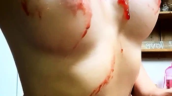 Adolescente amadora se masturba com brinquedos