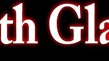 Мэгги мастурбирует с огромным стеклянным дилдо