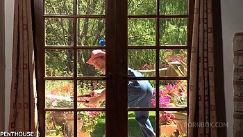 Брюнетка с большой грудью в белье жестко трахнута