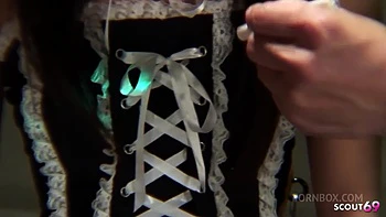 Teen asiática magra de empregada goza com buceta molhada