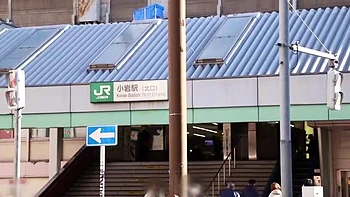 Сорокалетняя пышка сосёт член и лижет соски на камеру