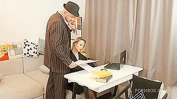 Blonde Teen-Chefin wird im Büro hart anal gefickt