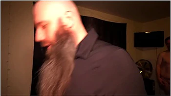 Групповой трах с поркой и растягиванием возбужденной киски