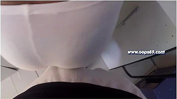 Незнакомец показывает член в поезде, получает минет и трахается в жопу