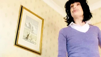 Любительница блондинка мастурбирует анально одна