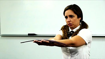 Adolescente brune se branle et se claque dehors