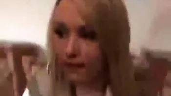 Blonde à 3 seins suce et baise en levrette