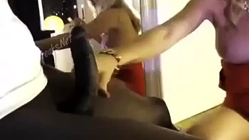 Blonde Babe lutscht großen schwarzen Schwanz Doggy und Missionar