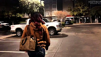 Brünette Amateurin fickt hart beim interracial Blowjob