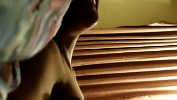 Gostosa asiática gemendo com boquete e chupando buceta