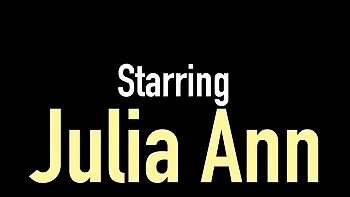 Юлия Энн дает грязный минет в чулках с игрушками