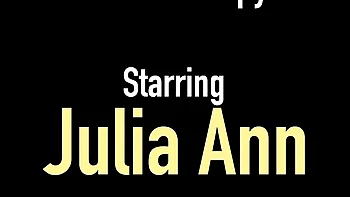 Busenwunder Julia Ann lutscht Schwanz und reitet Cowgirl