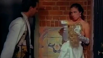 MILF tatuada con tetas grandes follada doggy y misionero