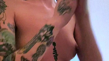 Teenager-Mädchen strippt und wichst unter der Dusche