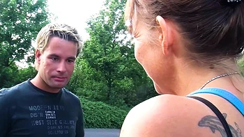 Femme allemande mûre baisée fort dans la rue