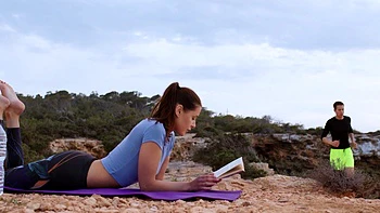 Alberto Blanco folla a Sybil sexy junto a la piscina en bikini