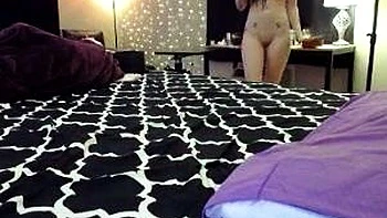 Adolescente brune amateur se montre en webcam