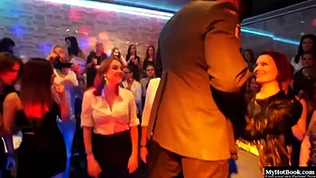 Jennie suce en amateur à la soirée strip-tease