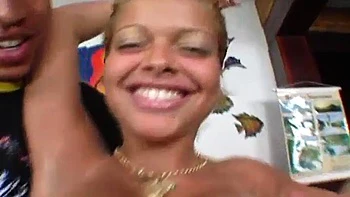 Latina blonde encaisse fellations dures, cowgirl et levrette