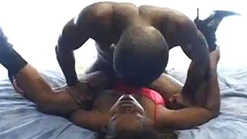 Schwarzes Paar fickt: Blasen, Doggy, Reiterin