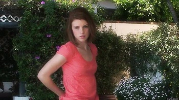 Сексуальная Обри Белль мастурбирует с упругой попкой